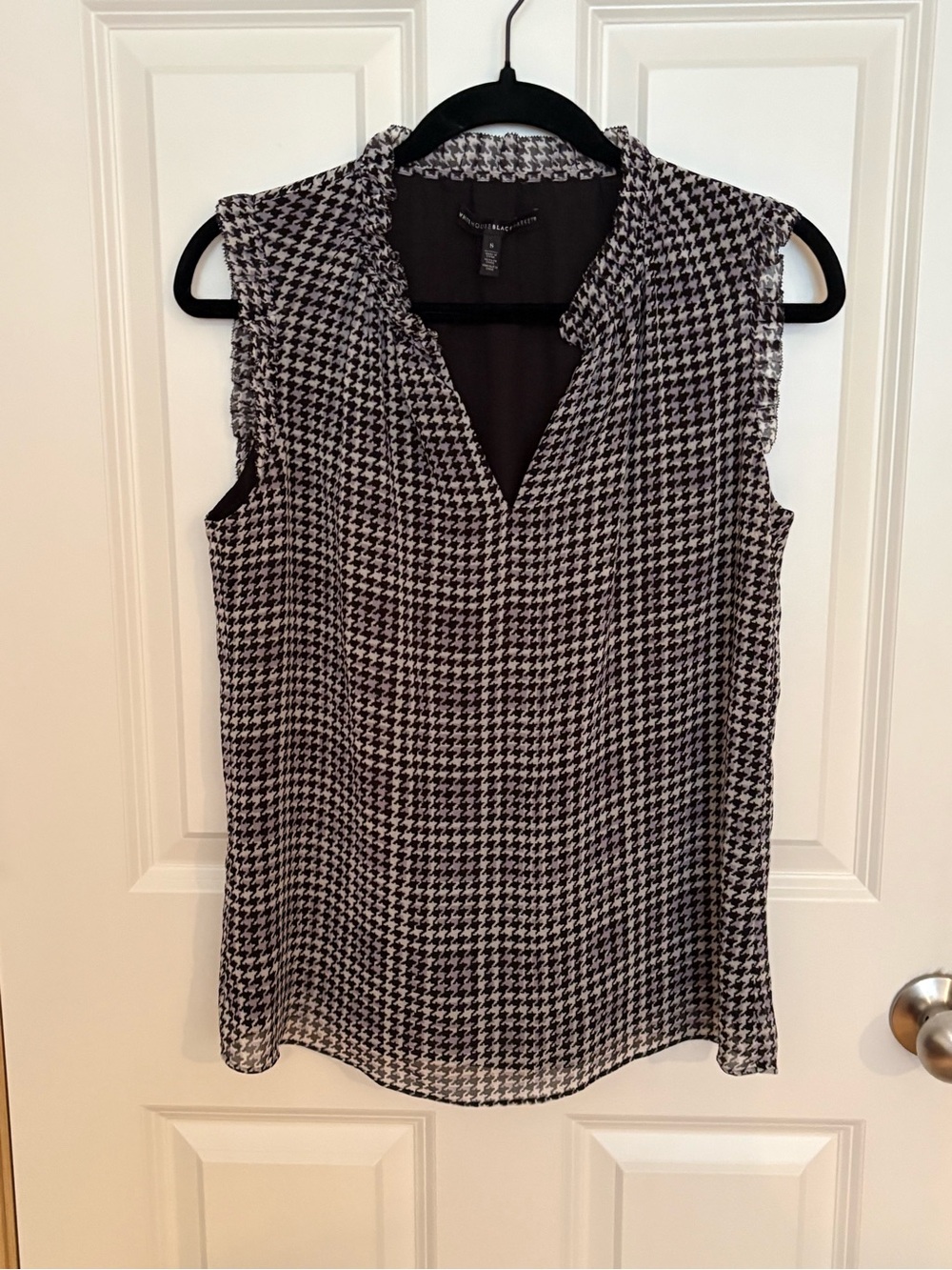 White House Black Market Black & White Houndstooth Sleeveless V-Neck Shell